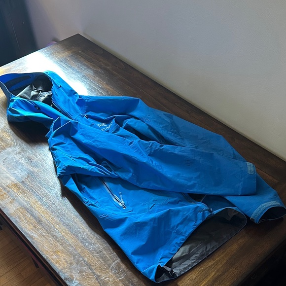 Arc'teryx Vibrant Blue Raincoat - Picture 1 of 3